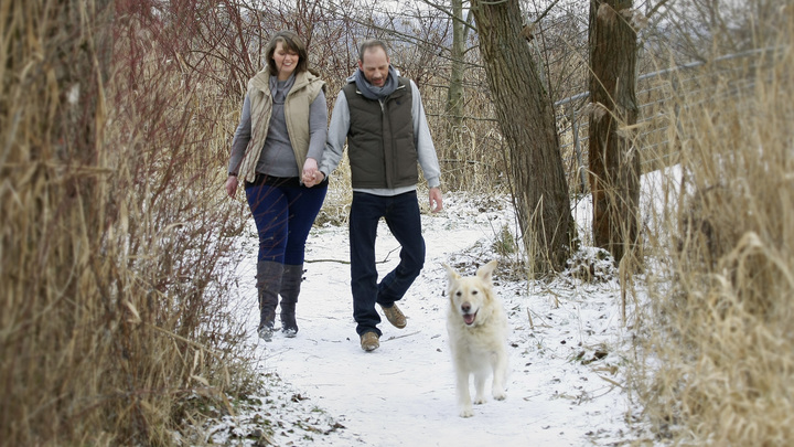 Jürgen med WalkOn på promenad med hunden