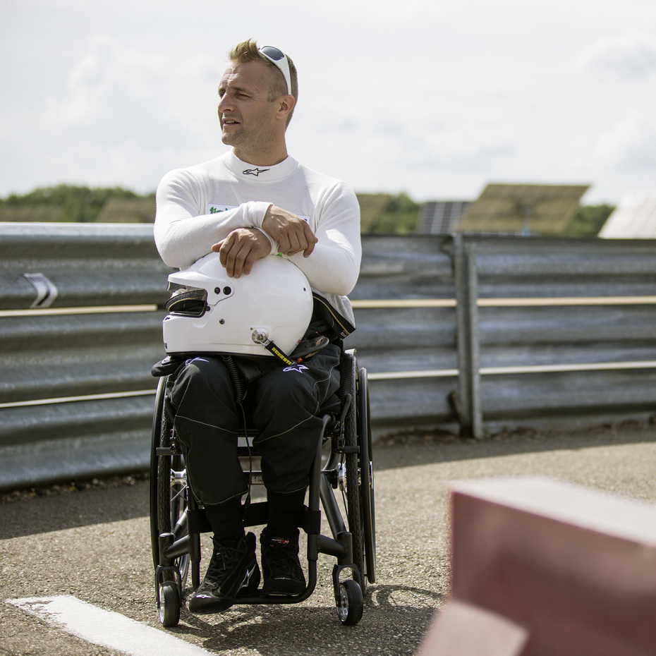 Opens video: "Andreas’ Ottobock Invader wheelchair for active use in motorsport"