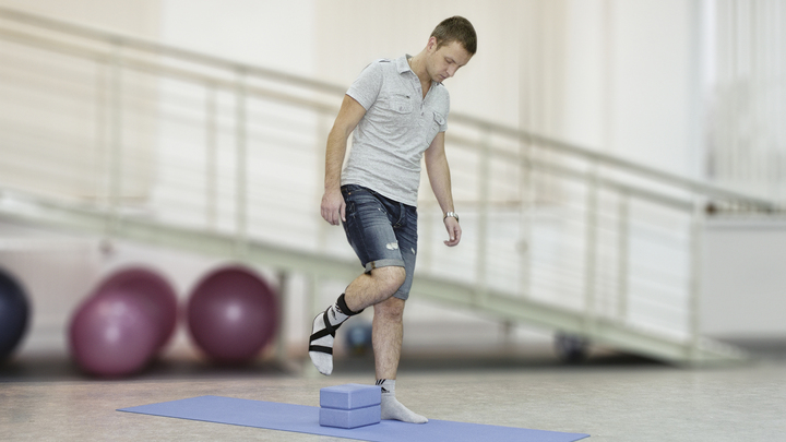 Man wears the orthosis during sports