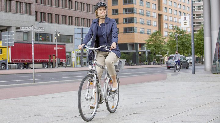 Usuaria montando en bici en Berlín