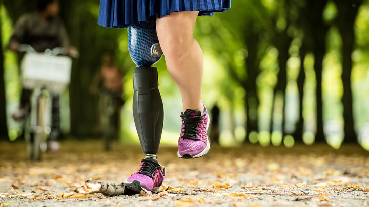 Close-up auf Marije's Triton side flex, which allows her to effortlessly step over a fallen branch.