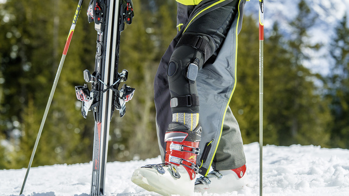 Christian Neureuther lleva la órtesis de rodilla Agilium Softfit debajo del pantalón de esquí