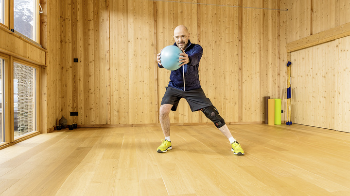 Christian Neureuther lleva la órtesis de rodilla Agilium Softfit al realizar ejercicios contra la gonartrosis