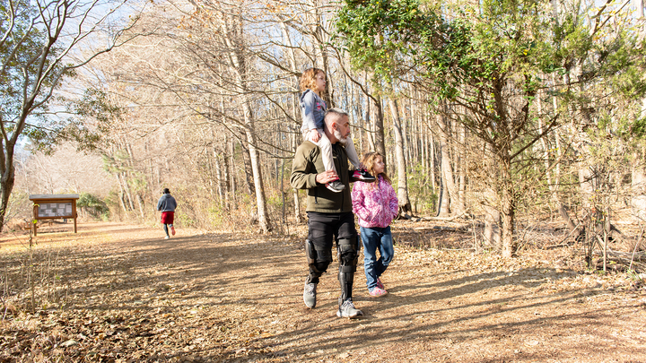 David wandelt met zijn kinderen door het bos en draagt zijn computergestuurde C-Brace® orthesesysteem.