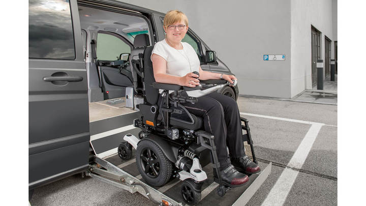 Juvo user Anja driving her Juvo out of a car