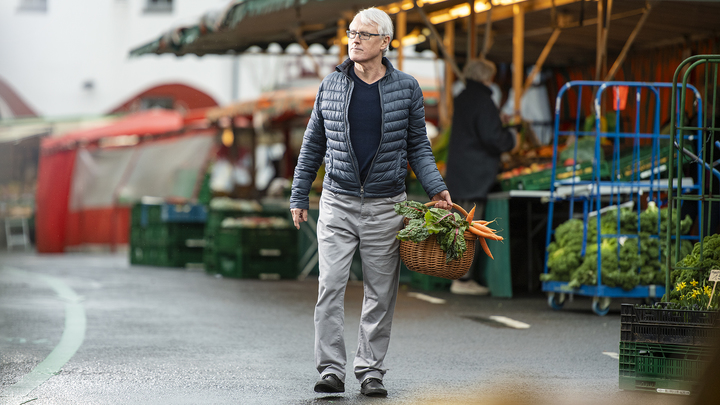 Josef takes a leisurely stroll through the farmer’s market.