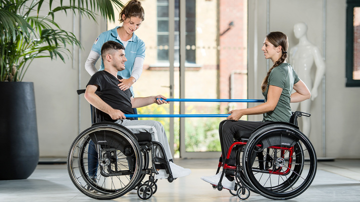 Użytkownik wózka inwalidzkiego podczas sesji terapeutycznej na wózkach inwalidzkich dla aktywnych firmy Ottobock w Patient Care Center.
