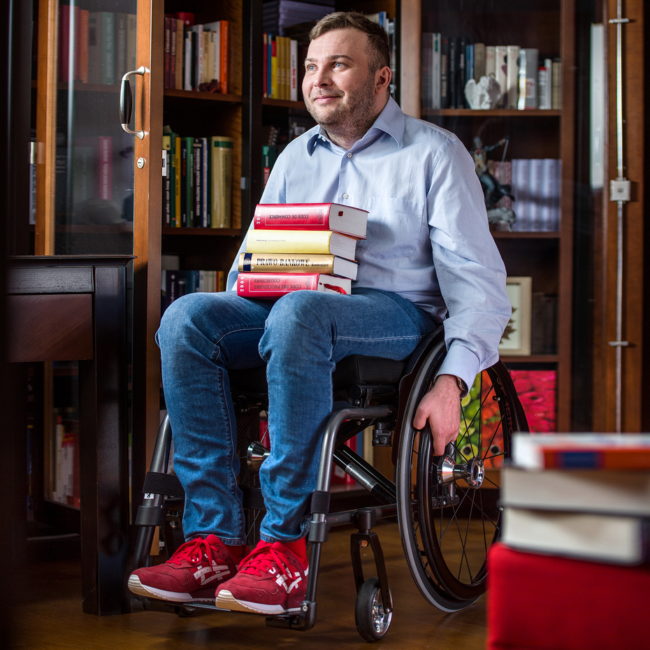 Ottobock Motus CS wheelchair with user working from home