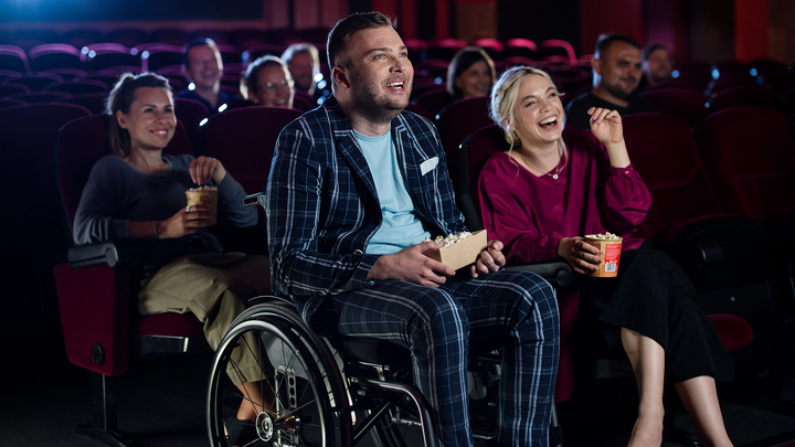 Tekerlekli sandalye kullanıcısı arkadaşları ile birlikte sinemada; Ottobock Motus CS