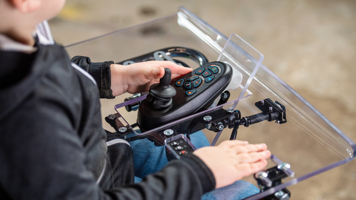 Commande sur tablette sur le fauteuil roulant électrique pour enfant Skippi d’Ottobock