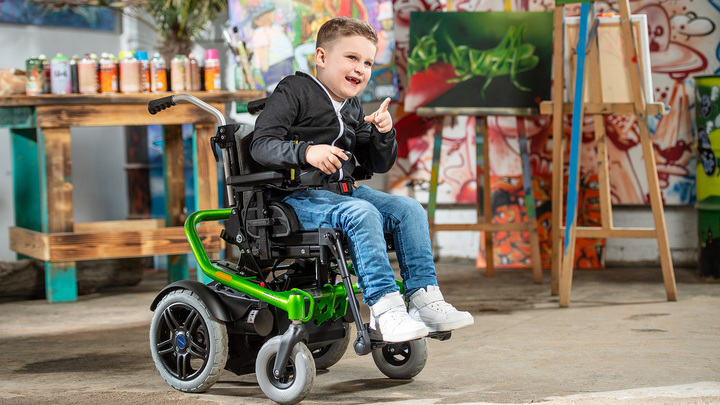 Ottobock çocuk elektrikli tekerlekli sandalye Skippi yeşil renkte
