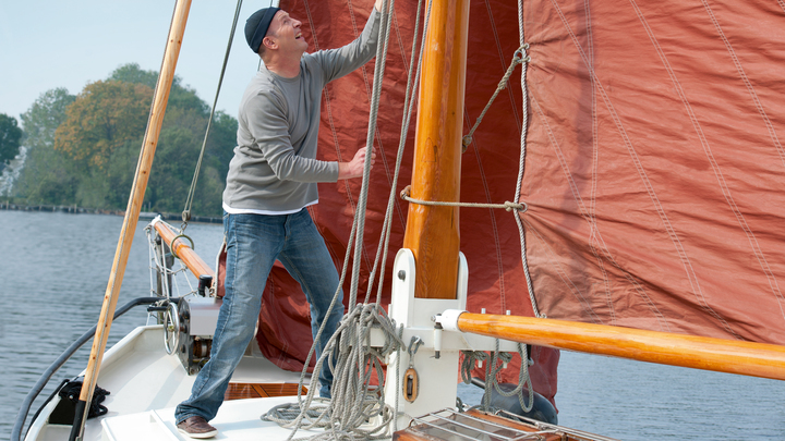 Carsten hoists the sails