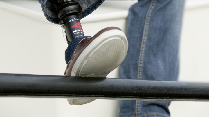 Carsten puts his foot on the rail