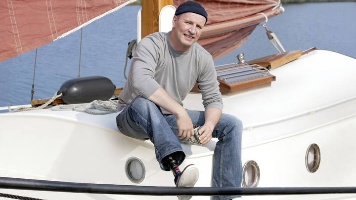 Carsten sitzt auf dem Boot
