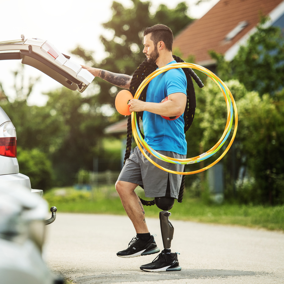 Opens video: "Georg walking to his car with the C-Leg."