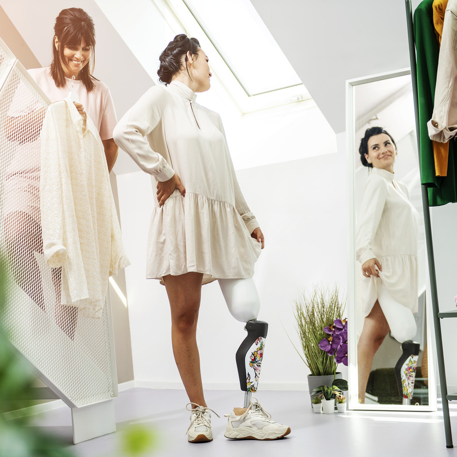 Opens video: "Rebecca trying on clothes in front of the mirror with the C-Leg."