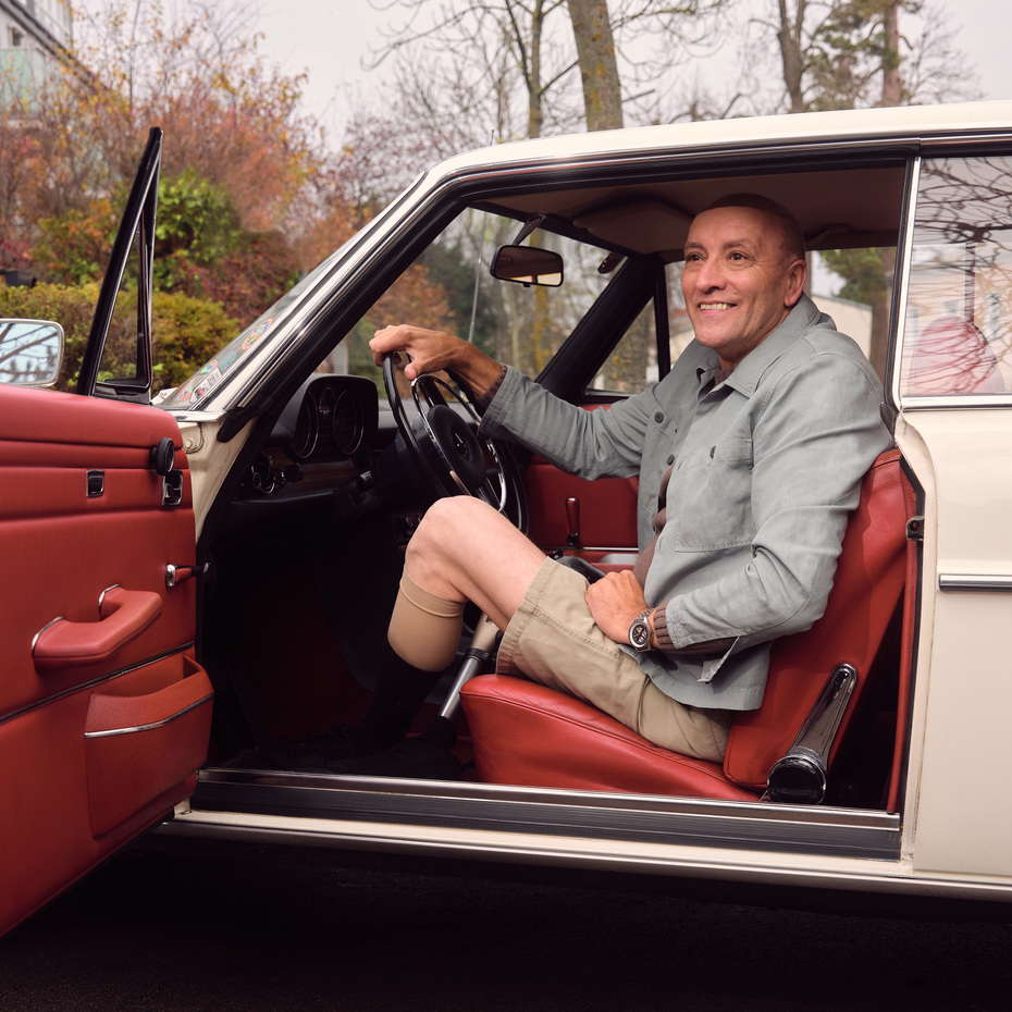 Kenevo user Günter is sitting in his car, ready to take a trip.