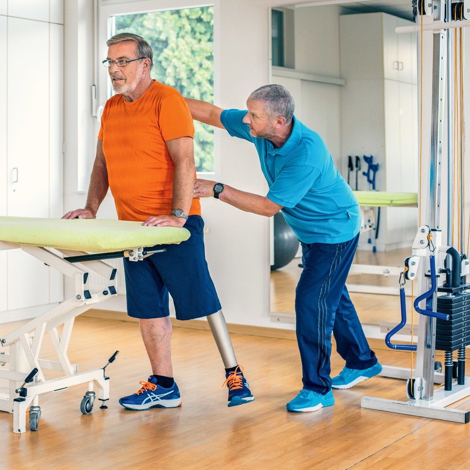 Detlef and his physiotherapist in the therapy room