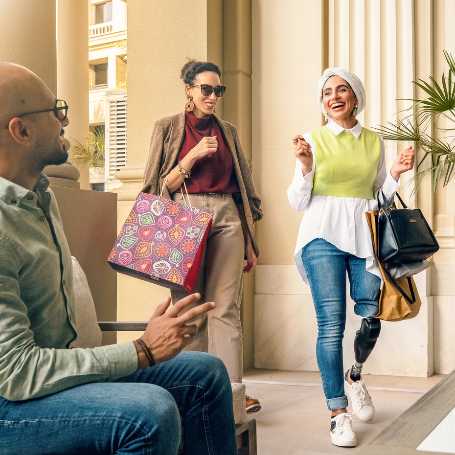 Genium X3 Anwenderin Zainab trifft sich mit Freunden