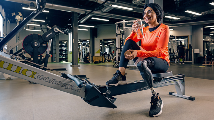 Genium X3 user Kerstin uses the Cockpit app to configure her leg prosthesis for training on the cross-trainer.