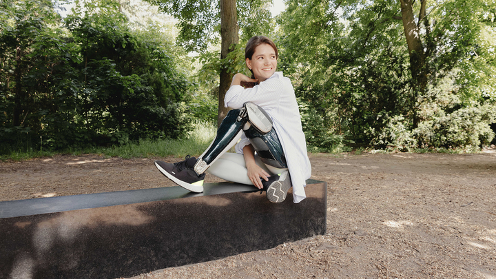 Thanks to her lightweight C-Brace®, Marjan can stand safely on a ladder and focus on her garden work.