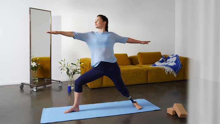 Eine weibliche Anwenderin beim Yoga mit ihrem Ottobock Evanto Prothesenfuß.