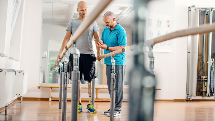 Kenevo Anwender Michael trainiert mit seinem Orthopädietechniker