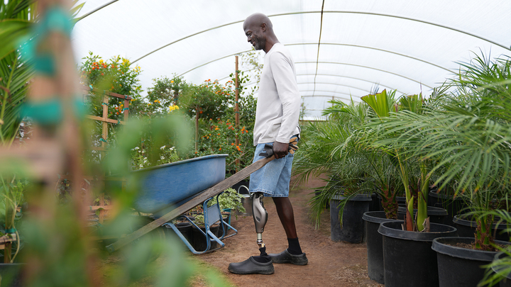 Genium X4 user Marcus working with a wheelbarrow in a confined space in the garden